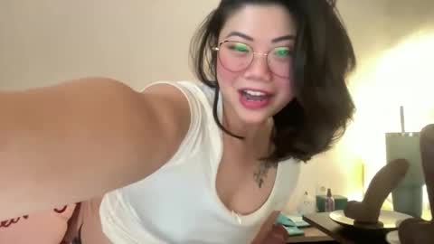 Snapshot of honeysunshineneko chatting on 05.12.26 HoneySunshineNeko online show from 05.12.26