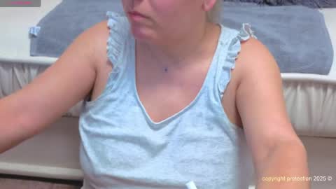 Snapshot of honeyvibelive chatting on 06.01.26 Nico online show from 06.01.26