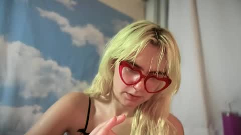 Snapshot of honeyxlimbed chatting on 09.16.25 Emi Rose online show from 09.16.25