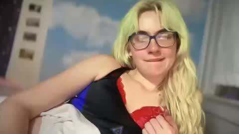 Snapshot of honeyxlimbed chatting on 10.13.25 Emi Rose online show from 10.13.25