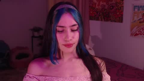 Snapshot of honeyypeaach chatting on 12.04.24 online show from 12.04.24