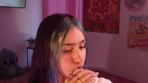 Snapshot of honeyypeaach chatting on 12.11.24 online show from 12.11.24