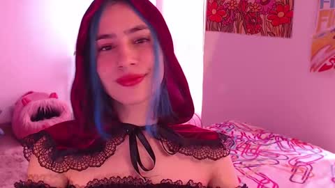 Snapshot of honeyypeaach chatting on 12.22.24 online show from 12.22.24