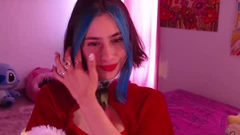 Snapshot of honeyypeaach chatting on 12.23.24 online show from 12.23.24