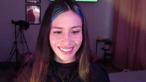 Snapshot of honeyypeaach chatting on 02.14.25 online show from 02.14.25