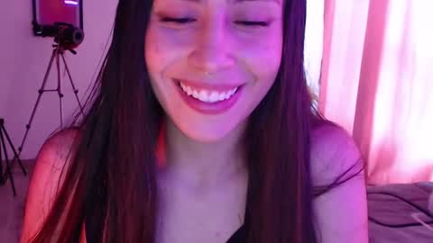 Snapshot of honeyypeaach chatting on 02.19.25 online show from 02.19.25