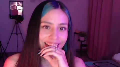 Snapshot of honeyypeaach chatting on 02.20.25 online show from 02.20.25