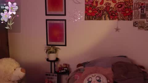 Snapshot of honeyypeaach chatting on 09.24.25 online show from 09.24.25