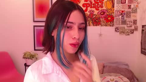 Snapshot of honeyypeaach chatting on 10.29.25 online show from 10.29.25