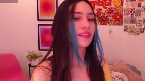 Snapshot of honeyypeaach chatting on 11.04.25 online show from 11.04.25