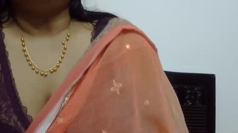 Snapshot of horneydesibabe chatting on 12.27.24 horneydesibabe online show from 12.27.24