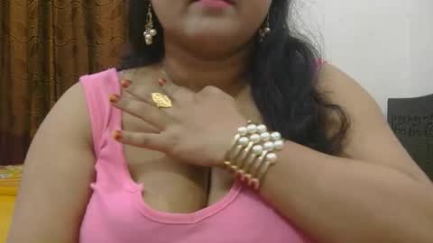Snapshot of horneydesibabe chatting on 10.19.25 horneydesibabe online show from 10.19.25