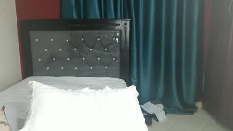 Snapshot of hornybella4 chatting on 12.19.24 Bella online show from 12.19.24