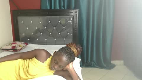 Snapshot of hornybella4 chatting on 01.10.25 Bella online show from 01.10.25