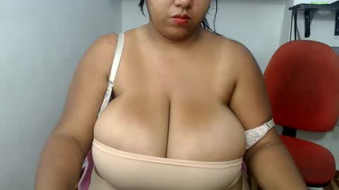 Snapshot of hornyboobs18 chatting on 05.27.26 karen online show from 05.27.26