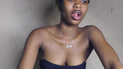 Snapshot of hornyslut_xx chatting on 06.12.26 Bella online show from 06.12.26