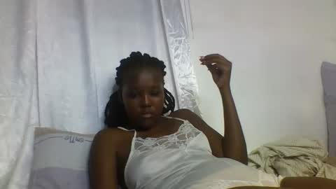 Snapshot of hornyy_cutie chatting on 10.20.25 Its Cora online show from 10.20.25