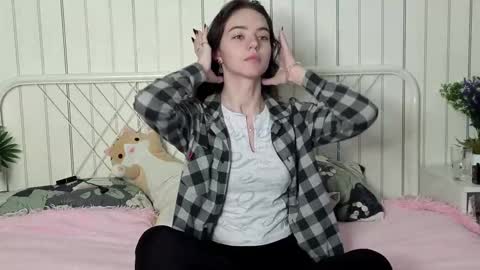 Mia online show from 10.14.25