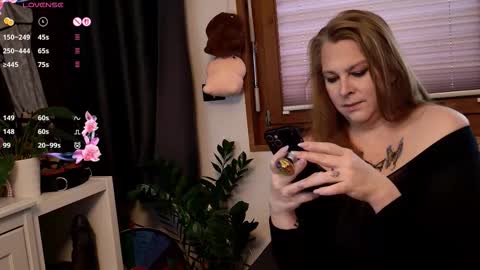 Snapshot of hot_beautiful_milf chatting on 11.10.25 Joy online show from 11.10.25