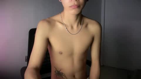 Snapshot of hot_cuteboy02 chatting on 10.06.25 Kim online show from 10.06.25