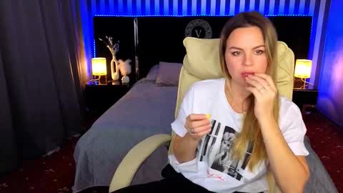 Snapshot of hot_natallie chatting on 11.21.25 hot_natallie online show from 11.21.25