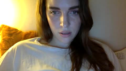 Snapshot of hoteffy chatting on 09.28.25 effy online show from 09.28.25