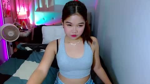 Snapshot of hotlayla_ chatting on 12.17.24 Layla online show from 12.17.24