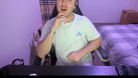 Snapshot of hotmelbguy20 chatting on 09.10.25 Cum and play X online show from 09.10.25