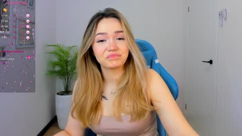 Snapshot of hottease_pvt chatting on 01.08.25 hello Im Eva online show from 01.08.25