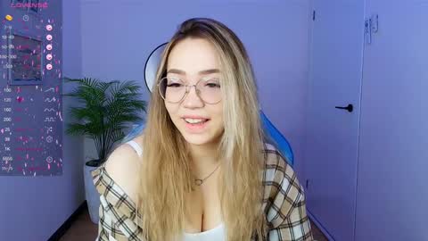 Snapshot of hottease_pvt chatting on 02.05.25 hello Im Eva online show from 02.05.25