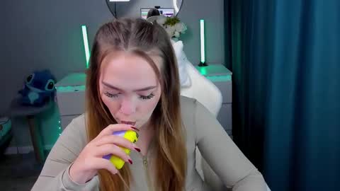 Snapshot of hottease_pvt chatting on 09.20.25 hello Im Eva online show from 09.20.25