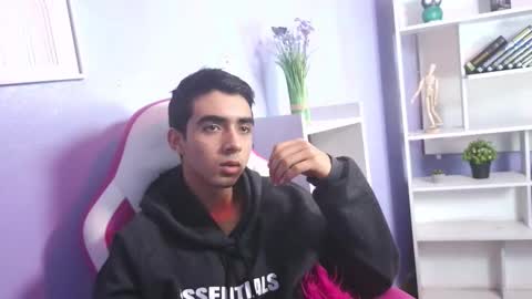 hottiie_guy online show from 10.22.25