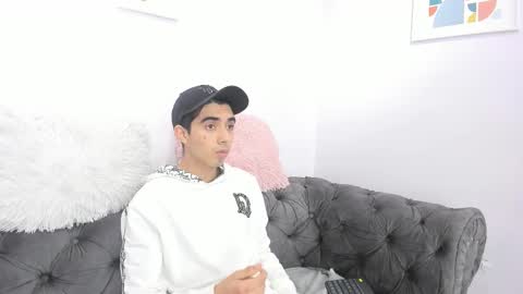hottiie_guy online show from 10.29.25