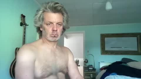 Snapshot of howlingatnothing chatting on 10.01.25 howlingatnothing online show from 10.01.25