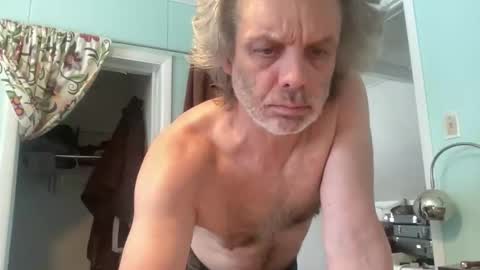 Snapshot of howlingatnothing chatting on 12.16.25 howlingatnothing online show from 12.16.25