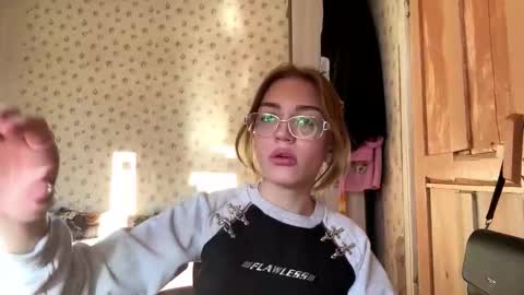 Snapshot of hsiuscherich chatting on 11.17.25 hsiuscherich online show from 11.17.25