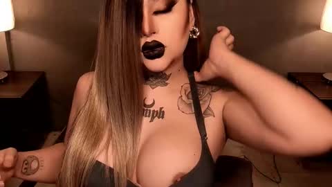 Snapshot of hubadera chatting on 10.31.25 hubadera online show from 10.31.25