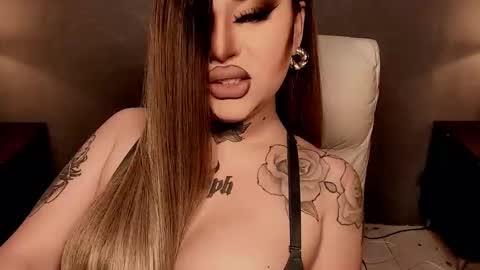 Snapshot of hubadera chatting on 11.25.25 hubadera online show from 11.25.25