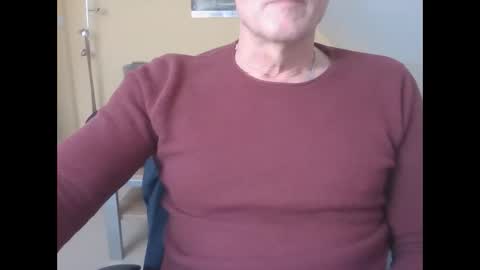 Snapshot of hundeleine chatting on 02.28.25 hundeleine online show from 02.28.25