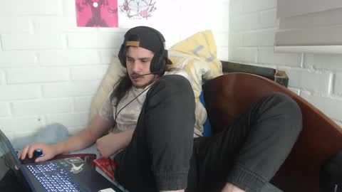 Snapshot of hungweeb chatting on 02.12.25 Rod online show from 02.12.25