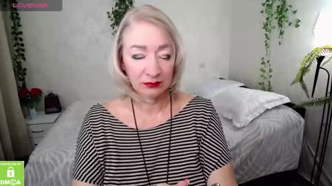 Snapshot of hunters_woman chatting on 10.12.25 Irena online show from 10.12.25