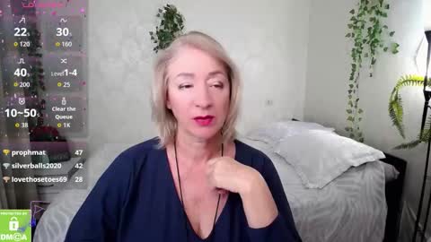 Snapshot of hunters_woman chatting on 10.18.25 Irena online show from 10.18.25