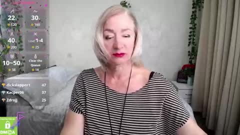 Snapshot of hunters_woman chatting on 10.22.25 Irena online show from 10.22.25