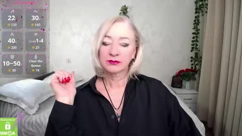 Snapshot of hunters_woman chatting on 11.18.25 Irena online show from 11.18.25