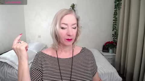 Snapshot of hunters_woman chatting on 11.29.25 Irena online show from 11.29.25