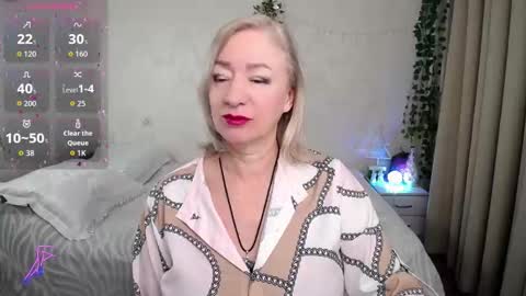 Snapshot of hunters_woman chatting on 12.15.25 Irena online show from 12.15.25