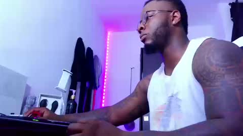 Mr H Independent model online show from 09.11.25