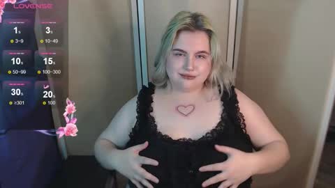 Snapshot of ice_baby01 chatting on 10.17.25 Alice Bunny666 online show from 10.17.25