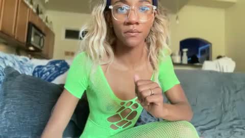 Snapshot of icedmochabree chatting on 10.09.25 bree summers online show from 10.09.25