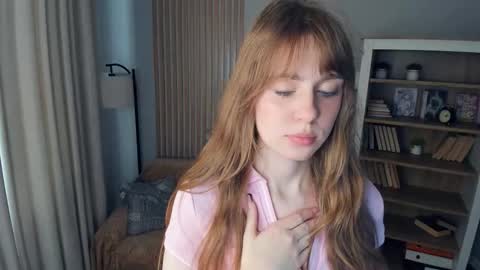 Snapshot of icyhoneybite chatting on 09.19.25 Jane online show from 09.19.25